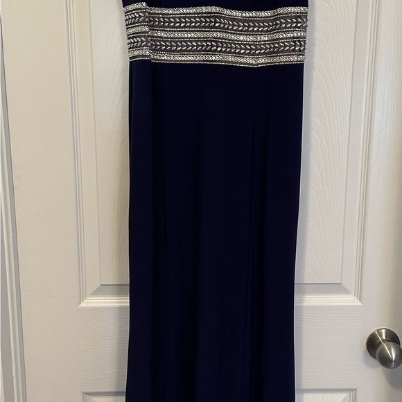 Beautiful eggplant evening gown - Picture 4 of 8